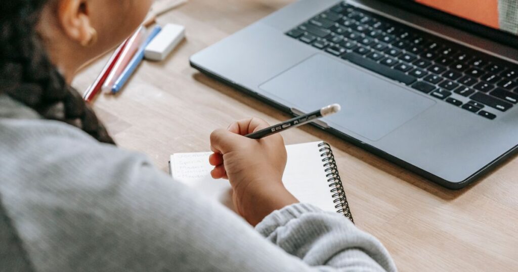 Employees can engage with interactive videos that incorporate extra pictures, diagrams, and animations to clarify complex concepts.